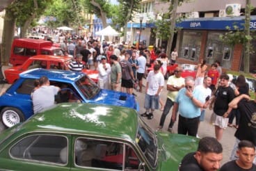 La calle Marqués de Campo se llenó de curiosos para admirar la exposición de motos y coches clásicos