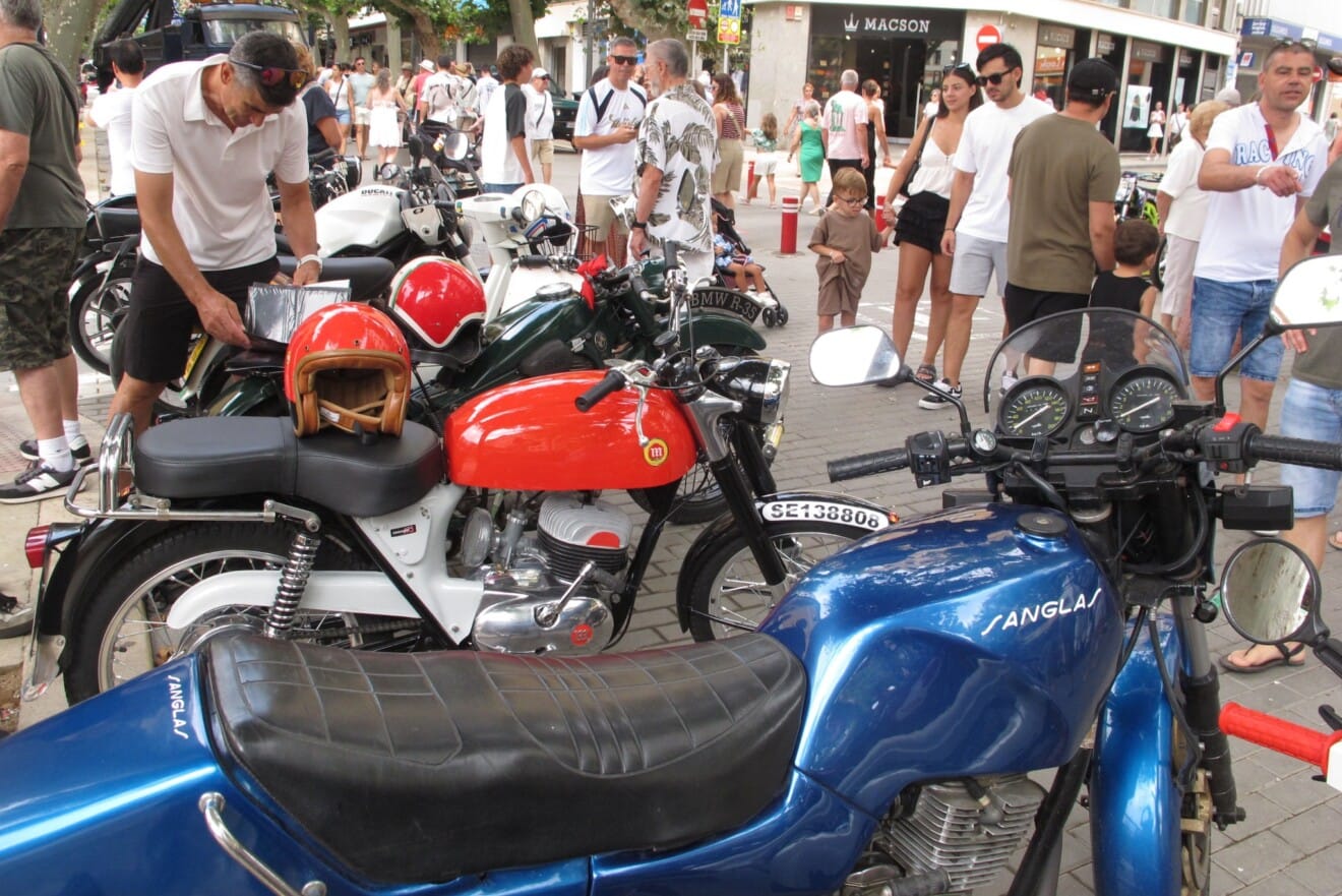 Exposición de motos y coches clásicos en Dénia 25