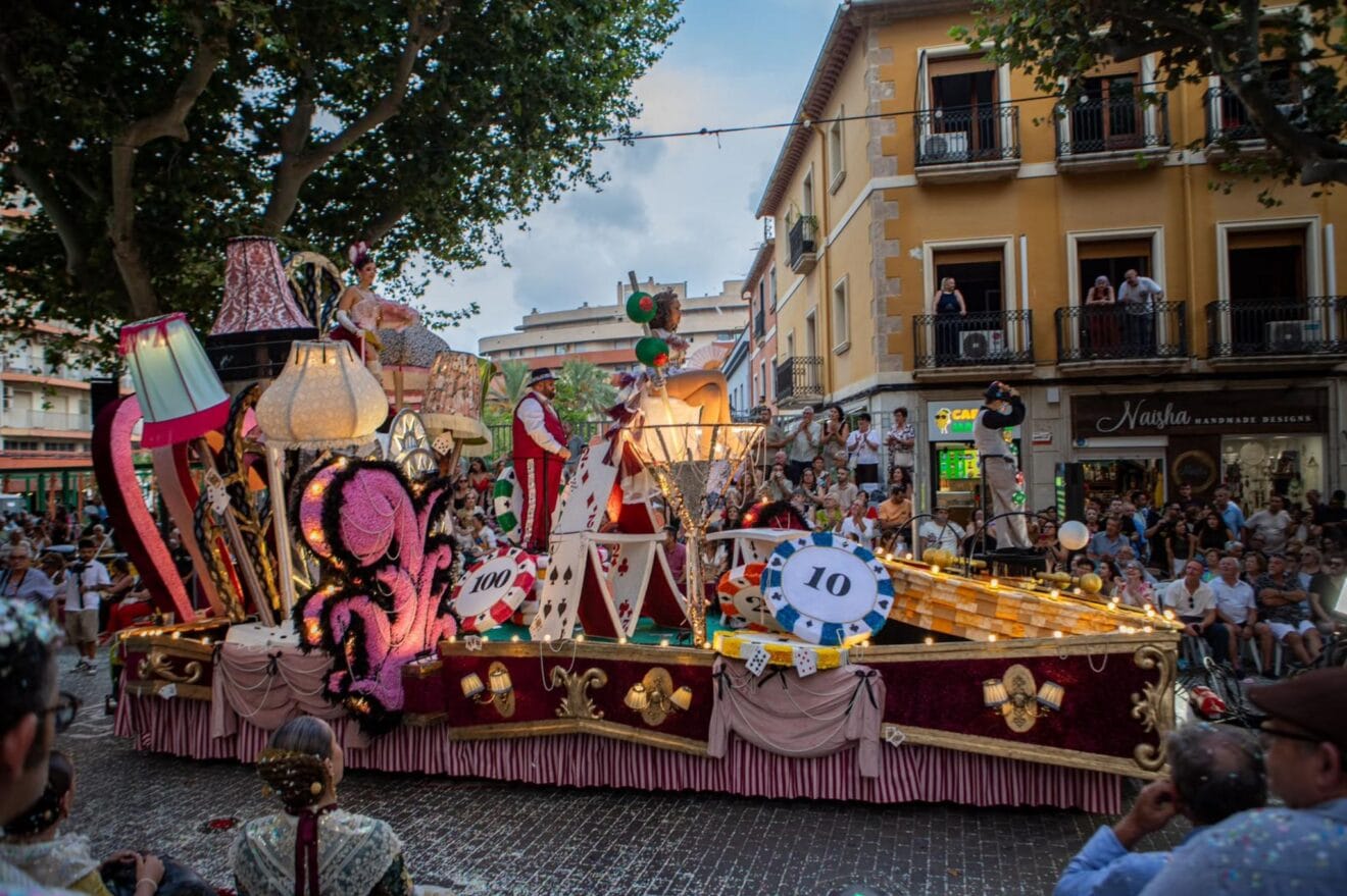 Carrossa de la Falla Baix la Mar a la Festa Major de Dénia