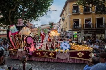 Carrossa de la Falla Baix la Mar a la Festa Major de Dénia