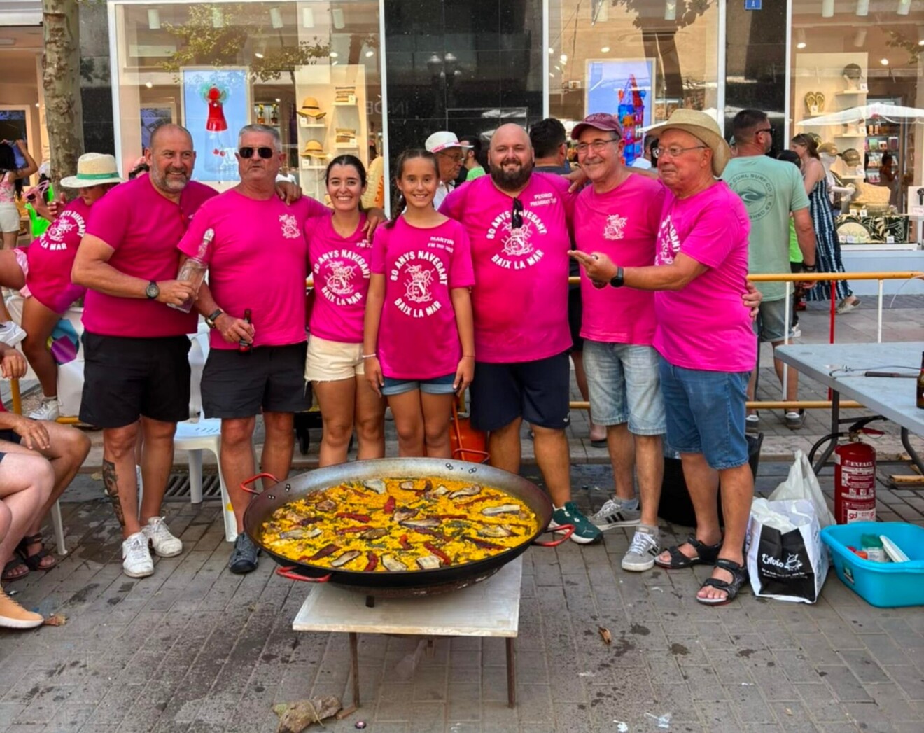 Miembros de la Falla Baix la Mar con su paella