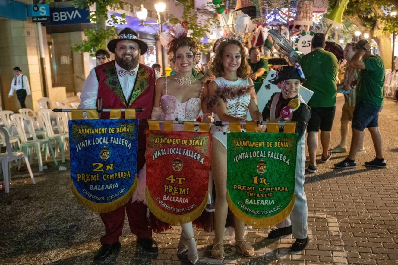 Representantes de la Falla Baix la Mar con los premios de carrozas