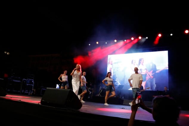 El FIC de Dénia 2026 corona a sus tres nuevas voces en una noche masiva en la calle La Via 19 festival intergeneracional de la canco de denia 2026 16