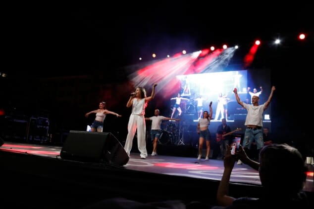 El FIC de Dénia 2026 corona a sus tres nuevas voces en una noche masiva en la calle La Via 20 festival intergeneracional de la canco de denia 2026 17