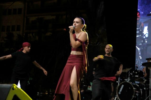 El FIC de Dénia 2026 corona a sus tres nuevas voces en una noche masiva en la calle La Via 36 festival intergeneracional de la canco de denia 2026 33