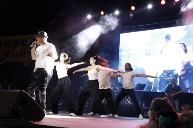 El FIC de Dénia 2026 corona a sus tres nuevas voces en una noche masiva en la calle La Via 46 festival intergeneracional de la canco de denia 2026 43