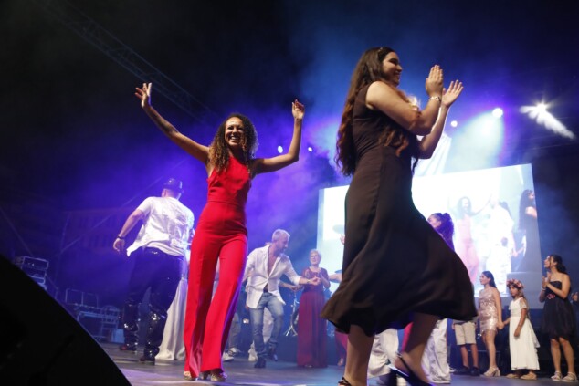 El FIC de Dénia 2026 corona a sus tres nuevas voces en una noche masiva en la calle La Via 64 festival intergeneracional de la canco de denia 2026 61