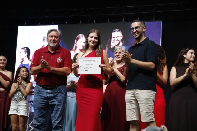 El FIC de Dénia 2026 corona a sus tres nuevas voces en una noche masiva en la calle La Via 76 festival intergeneracional de la canco de denia 2026 73