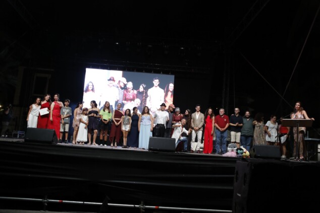 El FIC de Dénia 2026 corona a sus tres nuevas voces en una noche masiva en la calle La Via 79 festival intergeneracional de la canco de denia 2026 76