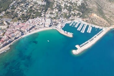 Un trágico accidente marítimo en Xàbia acaba con la vida de una joven de 35 años de Dénia 2 foto desde el aire del litoral de xabia