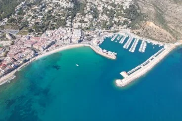 Un trágico accidente marítimo en Xàbia acaba con la vida de una joven de 35 años de Dénia 7 foto desde el aire del litoral de xabia