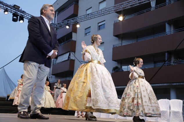 El Dia de Falles en Dénia: entre el éxito de las paellas, un susto junto a la playa y el sofocante termómetro 29 gala fallera de las fiestas de denia 2026 18