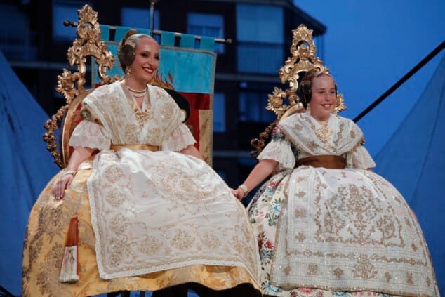 El Dia de Falles en Dénia: entre el éxito de las paellas, un susto junto a la playa y el sofocante termómetro 31 gala fallera de las fiestas de denia 2026 20