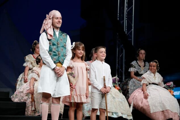 El Dia de Falles en Dénia: entre el éxito de las paellas, un susto junto a la playa y el sofocante termómetro 50 gala fallera de las fiestas de denia 2026 39
