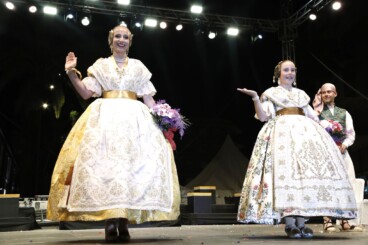 Momento de la presentación oficial de los representantes de las fallas sobre el escenario de la calle La Vía