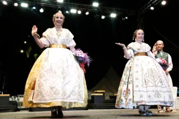 Momento de la presentación oficial de los representantes de las fallas sobre el escenario de la calle La Vía
