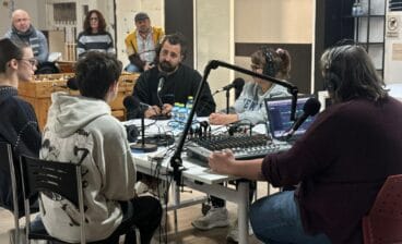 Sesión de grabación del ‘Pòdcast Jove’ en el Casal Jove de Dénia