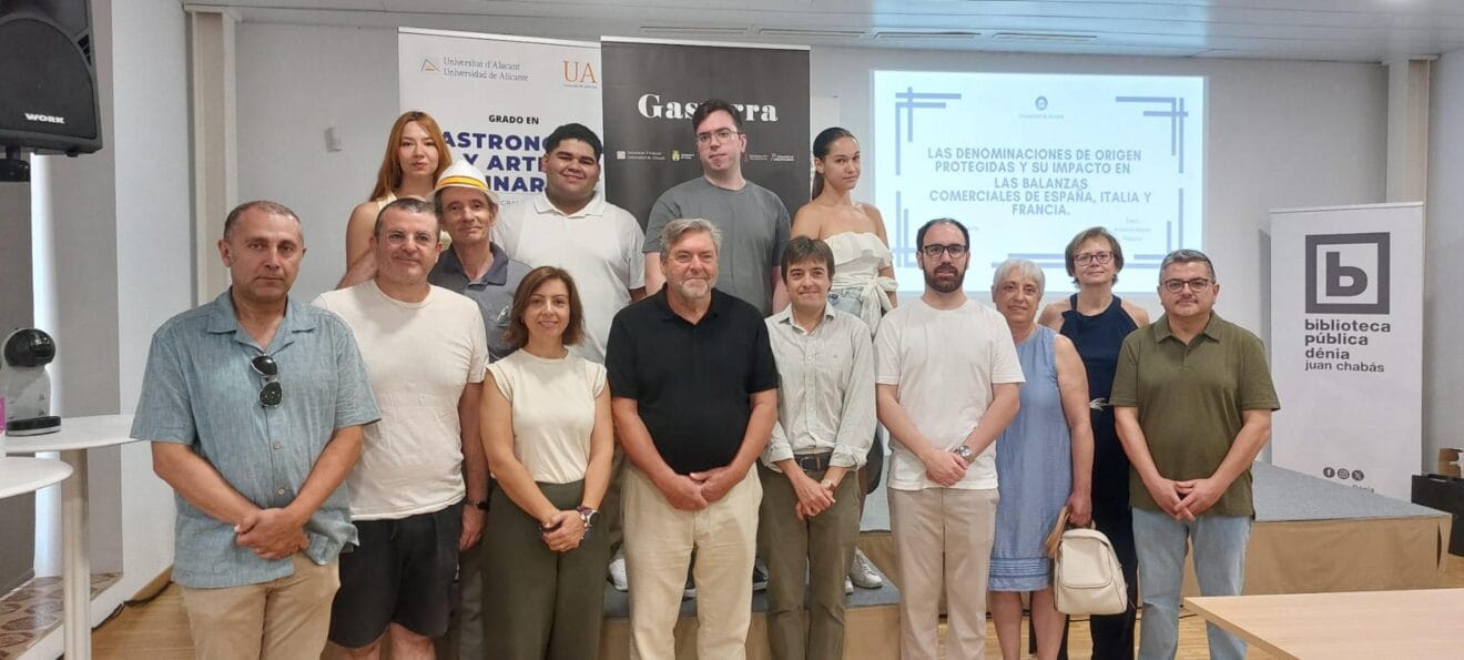 Alumnos de la quinta promoción del Grado de Gastronomía de la UA junto a profesores y autoridades tras la defensa de sus TFG en Dénia.