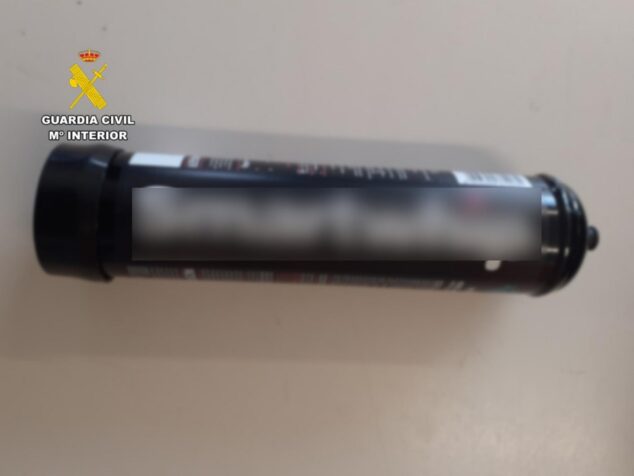 Imagen: Botella de óxido nitroso intervenida por la Guardia Civil con el logotipo del cuerpo en la esquina superior izquierda.