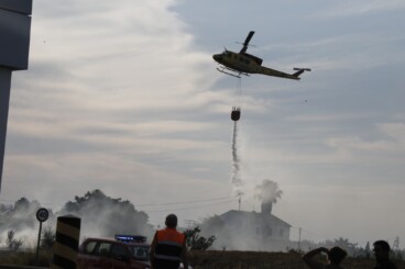 Helicóptero de bomberos realizando una descarga de agua sobre un incendio forestal en Dénia