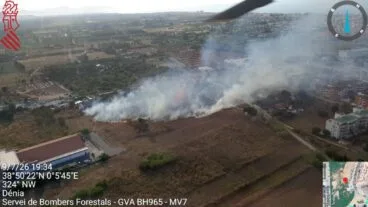Vista aérea del incendio de vegetación en Dénia