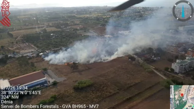 Declarado un incendio de vegetación en Dénia que moviliza a un amplio dispositivo de emergencias 11 Vista aérea con humo de un incendio de vegetación en una zona rural de Dénia.