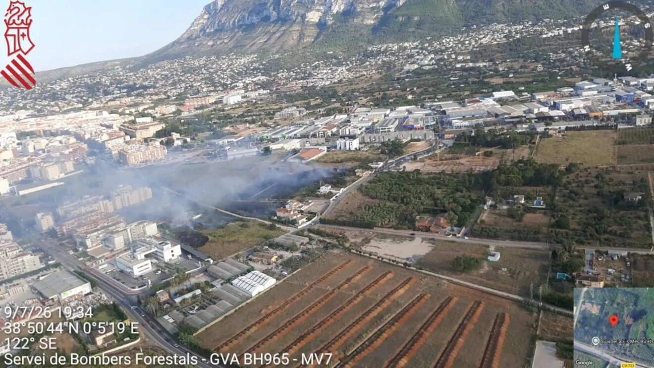 Vista aérea del incendio de vegetación en Dénia