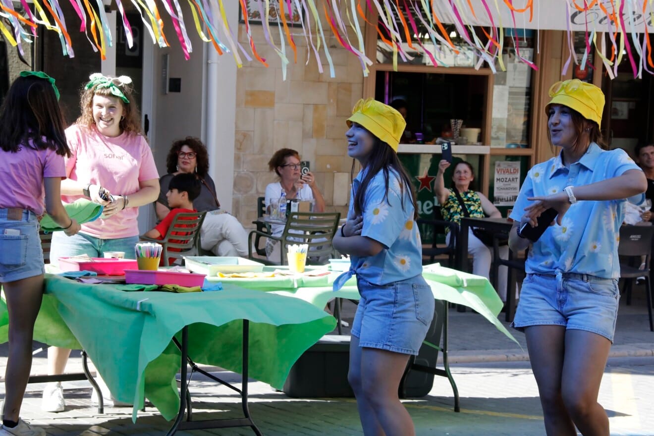 El equipo de animación dinamiza la tarde junto a las mesas de talleres y personalización de sombreros