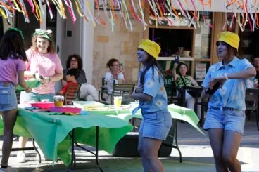 El equipo de animación dinamiza la tarde junto a las mesas de talleres y personalización de sombreros