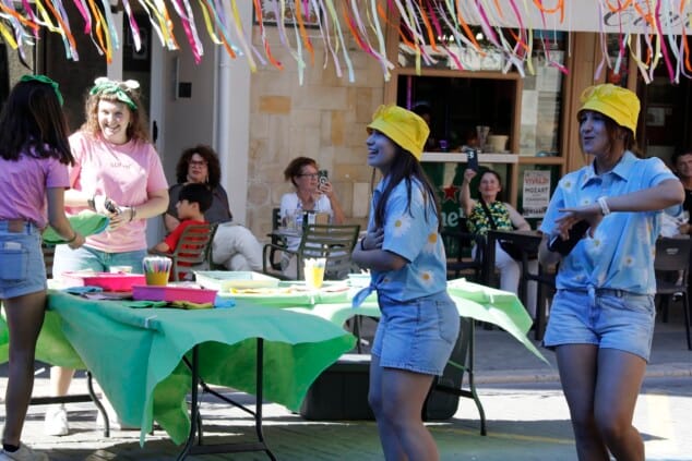 Así fue el arranque infantil de las Fiestas de Dénia 2026 1 Imagen: El equipo de animación dinamiza la tarde junto a las mesas de talleres y personalización de sombreros