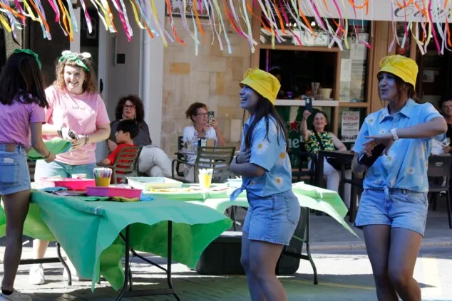 Así fue el arranque infantil de las Fiestas de Dénia 2026 1 Imagen: El equipo de animación dinamiza la tarde junto a las mesas de talleres y personalización de sombreros