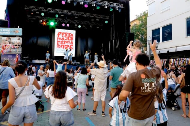 Así fue el arranque infantil de las Fiestas de Dénia 2026 2 Imagen: Gran ambiente en la Glorieta del País Valencià durante la discomóvil que hizo bailar a los asistentes