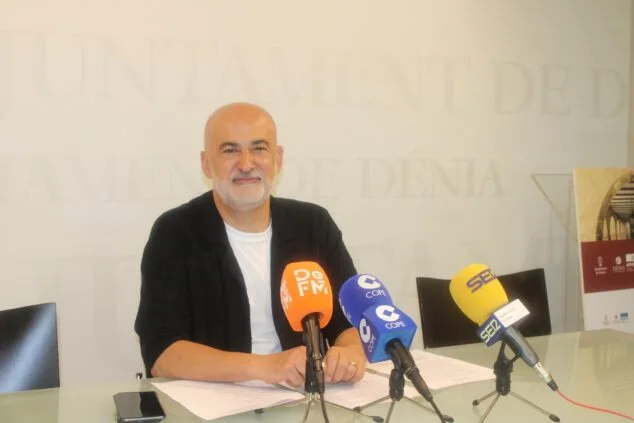 Javier Scotto, concejal de Igualdad de Dénia, en rueda de prensa con micrófonos de varios medios