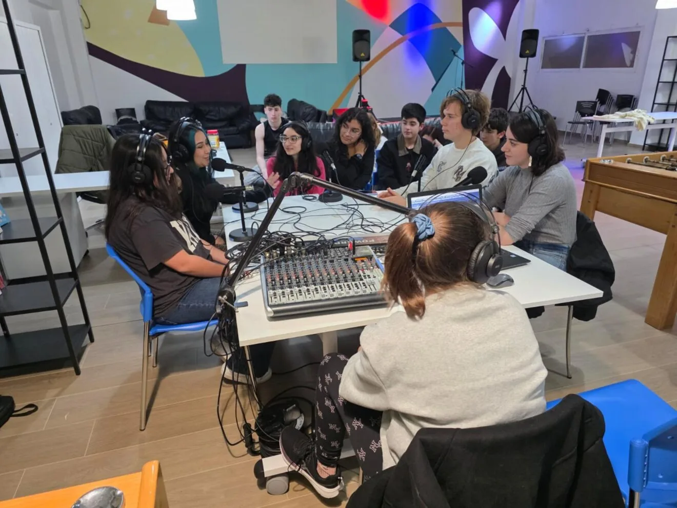 Jóvenes grabando la segunda temporada del 'Pòdcast Jove' en Dénia