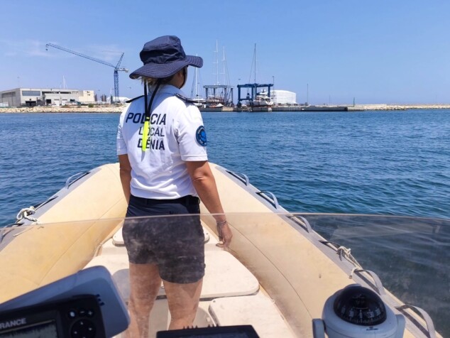 Imagen: La patrulla marítima controla la costa y la zona de baño desde una embarcación policial