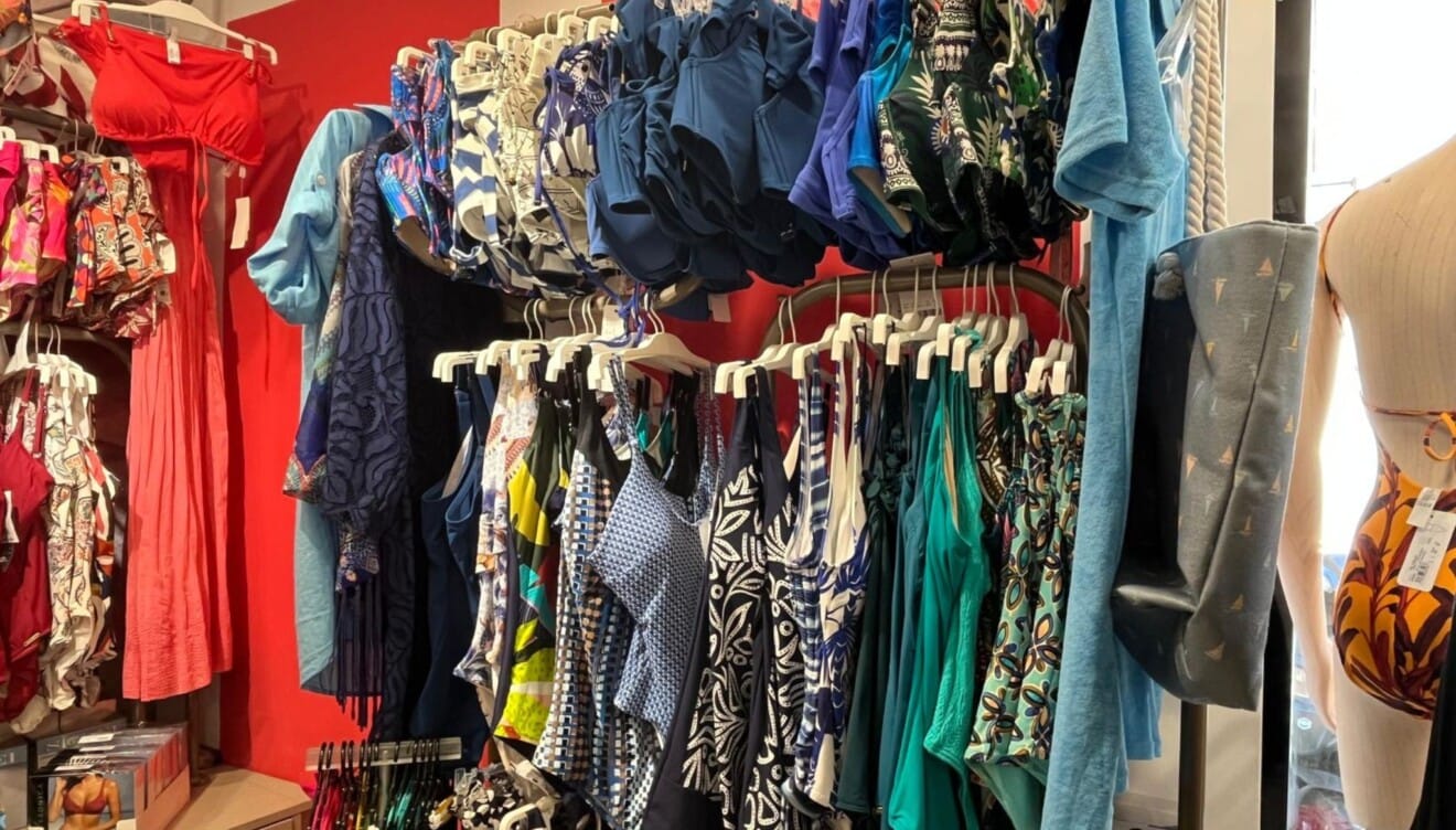 Los secretos textiles de los trajes de baño femeninos que arrasan este verano