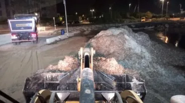 La marejada llena de posidonia las playas de Dénia: el Ayuntamiento estima dos semanas para recuperar la normalidad 4 los trabajos de retirada de posidonia se prolongan durante la noche en el litoral de denia