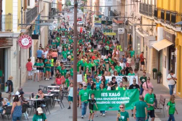 Septiembre marcará una nueva fase del pulso entre docentes y Conselleria: la comunidad educativa prepara nuevas movilizaciones 2 manifestacion por la educacion publica llegando a la placa del consell de denia archivo