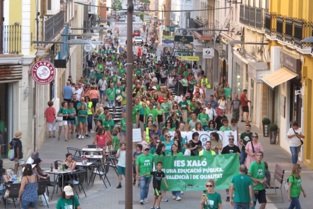 manifestacion por la educacion publica llegando a la placa del consell de denia archivo