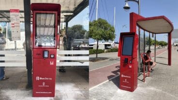 Las dos nuevas máquinas de recarga de bonos de BusDénia que ya están operativas 5 Máquina roja de recarga automática de bonos de Bus Dénia instalada en una parada de autobús.