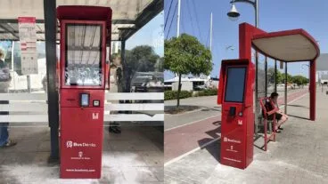 Las dos nuevas máquinas de recarga de bonos de BusDénia que ya están operativas 3 Máquina roja de recarga automática de bonos de Bus Dénia instalada en una parada de autobús.