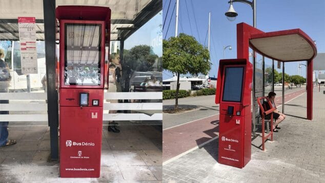 Las dos nuevas máquinas de recarga de bonos de BusDénia que ya están operativas 1 Imagen: Máquina roja de recarga automática de bonos de Bus Dénia instalada en una parada de autobús.
