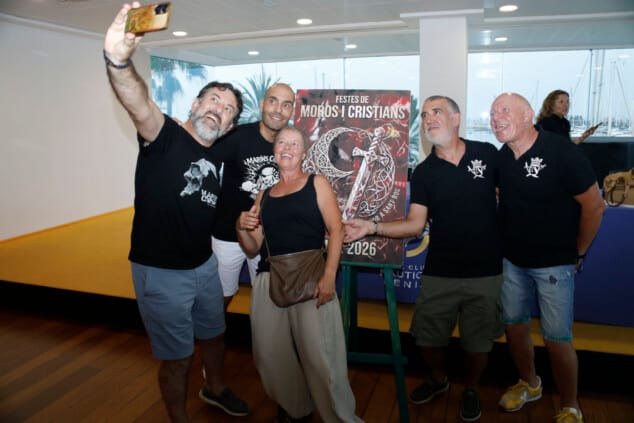 Los Moros y Cristianos de Dénia presentan el programa de 2026 con Luis Sentí como pregonero y un cartel de Juan Caravaca 31 moros i cristians de denia dan a conocer el cartel programacion y pregonero 17