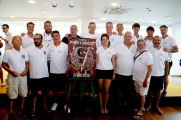 Los Moros y Cristianos de Dénia presentan el programa de 2026 con Luis Sentí como pregonero y un cartel de Juan Caravaca 1 moros i cristians de denia dan a conocer el cartel programacion y pregonero 2