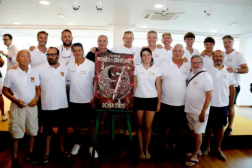 Los Moros y Cristianos de Dénia presentan el programa de 2026 con Luis Sentí como pregonero y un cartel de Juan Caravaca 3 moros i cristians de denia dan a conocer el cartel programacion y pregonero 2