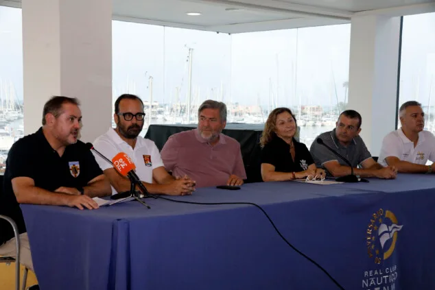Imagen: Autoridades en la presentación de los Moros y Cristianos de Dénia 2026