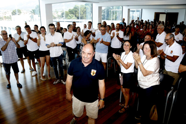 Los Moros y Cristianos de Dénia presentan el programa de 2026 con Luis Sentí como pregonero y un cartel de Juan Caravaca 4 Imagen: Momento en el que se nombra al pregonero de las fiestas 2026