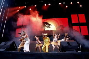Un momento del musical infantil «Gisela, una historia encantada» sobre el escenario de la calle La Vía