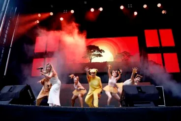 Un momento del musical infantil «Gisela, una historia encantada» sobre el escenario de la calle La Vía