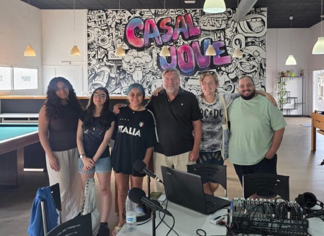 Jóvenes de Dénia debaten sobre salud mental, ocio y vivienda en el exitoso 'Pòdcast Jove' 4 Imagen: Foto de grupo de los jóvenes participantes y el alcalde Rafa Carrió en el estudio de grabación del 'Pòdcast Jove' en Dénia.